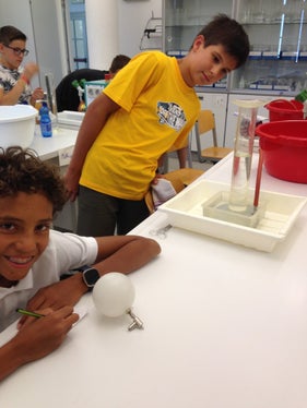 Naturwissenschaftliche Experimente standen beim Workshop Gib Gas auf dem Programm:  Schüler Nathan Peer war von den Ergebnissen begeistert: Unglaublich, dass wir durch ein Experiment verstanden haben, dass im Weltall und luftleeren Raum keine Schallübertragung möglich ist. Alle Explosionen in 'Star Trek‘ kann man ja eigentlich gar nicht hören. (Foto: Hans Baldauf)
