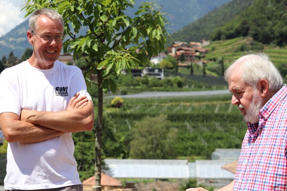 Auszeichnung für hervorragende Schülerarbeit: Biologielehrer Thomas Spitaler (l.) mit dem Vertreter der Deutschen Dendrologischen Gesellschaft Heribert Reif, der den Schülerinnen und Schülern der 4C des Meraner Realgymnasiums den Preis morgen um 9.45 Uhr in den Gärten von Schloss Trauttmansdorff überreichen wird. (Foto: LPA/Maja Clara)