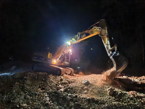 Die Wildbachverbauung mit Vorarbeiter Michael Helfer und Bachaufseher Manfred Wörndle hat in der Nacht auf heute umgehend mit der Räumung und der Absicherung von Straßen und Böschungen begonnen, im Bild beim Schlernbach in Ums-Völs. (Foto: Landesamt für Wildbach- und Lawinenverbauung Süd in der Agentur für Bevölkerungsschutz)
