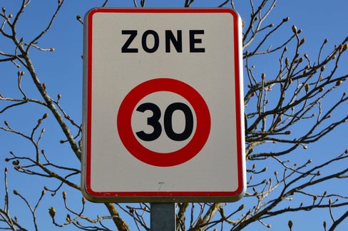 Provincia e Comuni collaborano per garantire che vengano effettuati controlli di velocità e che le infrazioni vengano sanzionate. L'obiettivo è proteggere la popolazione e l'ambiente e aumentare la sicurezza stradale. (Foto: www.pexels.com/Ulrich Trappschuh - La foto può essere utilizzata solo in relazione al comunicato stampa.)