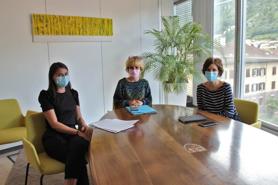 Setzen sich gemeinsam für einen besser vernetzten Kinder- und Jugendschutz ein: Kinder- und Jugendanwältin Daniela Höller, Landesrätin Deeg und Amtsdirektorin Petra Frei. (Foto: LPA/Carmen Kollmann)