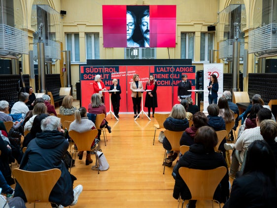 Al motto “L'Alto Adige tiene gli occhi aperti” la Provincia porta avanti una campagna di sensibilizzazione fino al 10 dicembre per attirare l'attenzione sulle varie forme di violenza contro le donne (Foto: USP/Fabio Brucculeri)