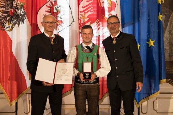 Damian Delugan (Bildmitte) aus Schnals hatten einen bewusstlosen Mann in einer Gondel gerettet. Am 15. August erhielt er von den Landeshauptleuten Anton Mattle (links) und Arno Kompatscher (rechts) die Lebensrettermedaille.
(Foto: Land Tirol/Sedlak)