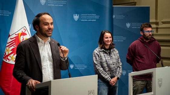 Mit dem Jugendhaushalt Turbo sei ein Projekt geschaffen worden, mit dem junge Menschen und deren Ideen aktiv in die Gemeinschaft eingebunden werden könne, hob Landesrat Philipp Achammer (im Bild links, daneben die Kurtatscher Vizebürgermeisterin Stephanie Goldner und Projektleiter Florian Pallua) bei der Vorstellung der zweiten Ausgabe von Turbo hervor. (Foto: LPA/Fabio Brucculeri)