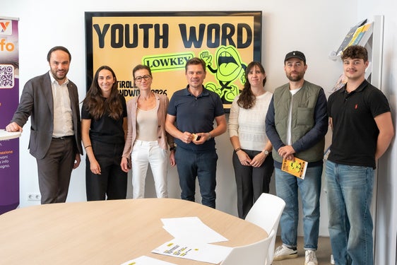 (von links): Landesrat Philipp Achammer, Julia Prossliner von Youth Info, Sprachwissenschaftlerin Andrea Abel von Eurac Research und unibz, der Direktor des Landesamtes für Jugendarbeit Konrad Pamer, Sprachwissenschaftlerin Marlies Alber von Eurac Research, Arno Parmeggiani von der Agentur für Strategie und Kommunikation zukunvt und Peer Jury-Mitglied Kevin Kritzinger. (Foto: LPA/Youth Info/Stefan Innerhofer)