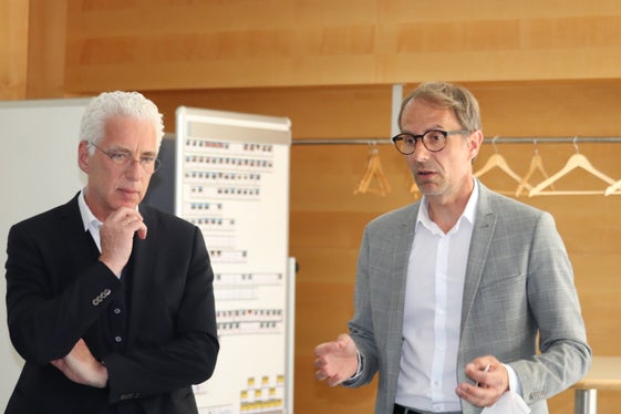 Cooperazione per la protezione della popolazione: il coordinatore Rai,Zeno von Braitenberg, (a sinistra) con il direttore della Protezione civile, Klaus Unterweger, nel Centro funzionale provinciale (Foto: ASP/Maja Clara)
