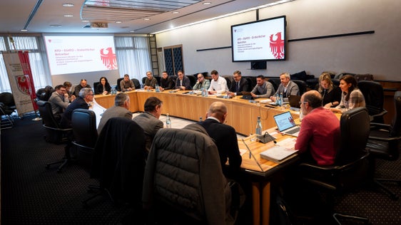 Gegenstand der Diskussion über die Neuorganisation des Abfallwirtschaftsdienstes zwischen Land, Gemeinden und Bezirksgemeinschaften sind vier alternative Governance-Modelle, die im Rahmen der Analysen geprüft wurden. (Foto: LPA/Fabio Brucculeri)