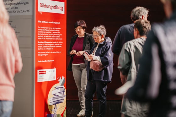 Durch interaktive Elemente wurde beim Treffen eine Feedbackschleife geschaffen. (Foto: LPA/Andreas Senoner)