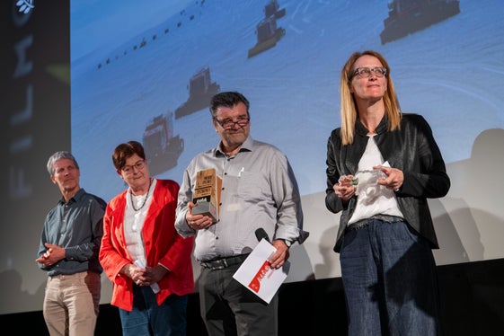 Bei der Preisvergabe (von links): Amtdirektor Leo Hilpold, Dorothea Vieider, Landesgeologe Volkmar Mair und Elisabeth Berger, Koordination Dolomiten UNESCO Welterbe für Südtirol in der Landesabteilung Natur, Landschaft und Raumentwicklung. (Foto: BFFB/Daniele Fiorentino)