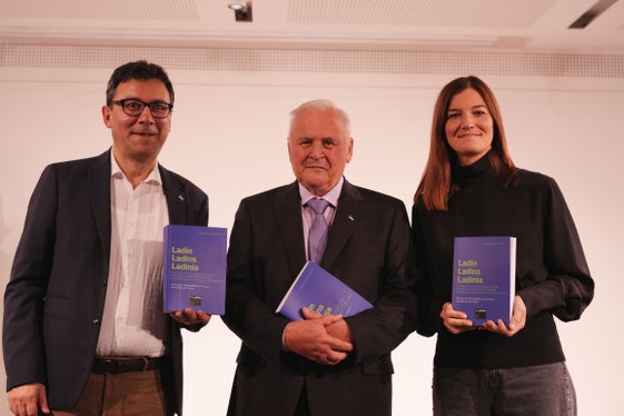 Lois Craffonara cun Paul Videsott y Ruth Videsott (Foto: USP/Istitut Ladin)