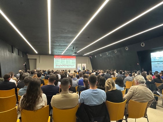 Oltre 200 tra imprenditrici e imprenditori, consulenti e rappresentanti delle associazioni di categoria hanno preso parte al convegno “Agevolazioni per le imprese altoatesine negli ambiti innovazione, ricerca e sviluppo: opportunità a livello provinciale, nazionale ed europeo". (Foto: USP/Ripartizione provinciale Innovazione, Ricerca, Università e Musei)