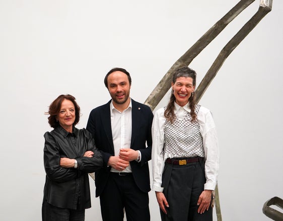 L'assessore provinciale Philipp Achammer con Marion Piffer Damiani, presidente di lunga data del Museion (a sinistra), e la nuova presidente Tanja Pichler. (Foto: Museion)