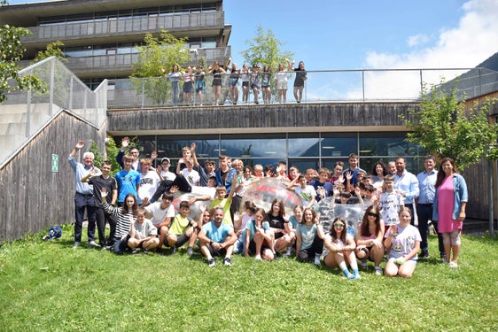 Foto di gruppo per le ragazze ed i ragazzi che stanno prendendo parte all'EuregioSportCamp di Neustift im Stubaital (Foto: Land Tirol/Hörmann)