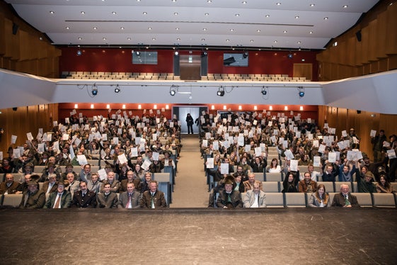 Urkunden zur bestandenen Jägerprüfung hoch: die angehenden Jäger und Jägerinnen bei der Feier im Waltherhaus (Foto: LPA/Bernhard Aichner)