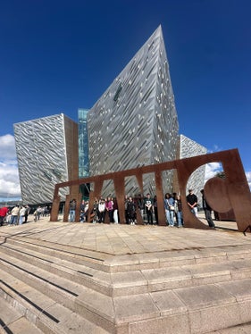 Der Austausch wurde in enger Zusammenarbeit mit dem Bildungsministerium Nordirlands und lokalen Jugendzentren organisiert. Das Bild entstand vor dem Titanic-Museum in Belfast. (Foto: LPA/Landesamt für Jugendarbeit/Sarah Lazzari, Helga Tinkhauser, Benjamin Schlesier)