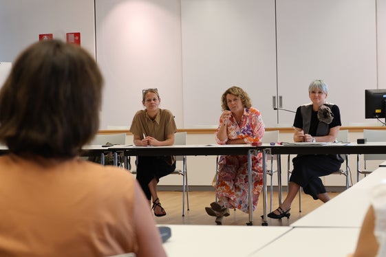 Amtsdirektorin Judith Notdurfter, Landesrätin Rosmarie Pamer und Ressortdirektorin Michela Morandini im Gespräch mit Vertretungen der Vereine, die sich vor allem im globalen Süden der Welt engagieren. (Foto: LPA/Hannes Wisthaler)