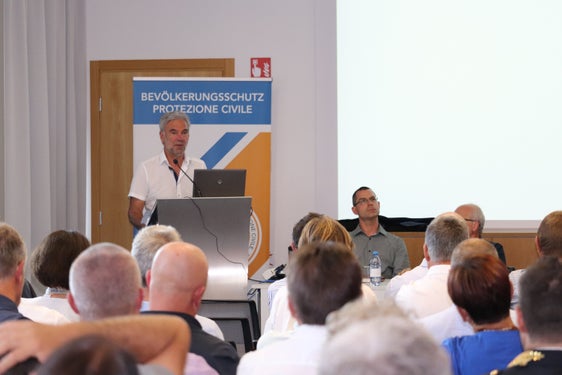 "Sviluppare insieme una protezione efficiente dalle inondazioni": l'assessore alla Protezione civile Arnold Schuler durante il confronto con i sindaci altoatesini (Foto: ASP/Maja Clara)