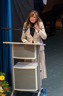 50 anni di scuola di musica in Val Badia: la direttrice della Direzione provinciale Scuola musicale tedesca e ladina Alexandra Pedrotti. (Foto: USP/Direzione provinciale Scuola musicale tedesca e ladina/Freddy Planinschek)