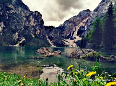 Der Pragser Wildsee ist ein Naturjuwel.  Ausflügler erreichen ihn umweltschonend zu Fuß, mit dem Fahrrad oder mit dem Bus. (Foto: LPA/Angelika Schrott)