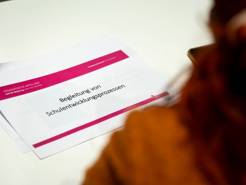 45 von 93 Schuldirektionen aller Schulstufen arbeiten in begleiteten Schulentwicklungsprozessen an ihrer Unterrichtsqualität. Dabei setzen die Schulen selbstständig ihre Schwerpunkte, die vom selbstorganisierten Lernen über die Begabungsförderung hin zu Kinder- und Jugendschutzkonzepten reichen. (Foto: LPA/Fabio Brucculeri)