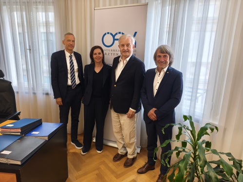 L'incontro presso l'Ordine dei medici austriaco: il direttore dell'Ordine Lukas Stärker (nella foto, da sinistra), la presidente dell'Ordine dei medici dell'Alto Adige Astrid Marsoner, il presidente dell'Ordine dei medici austriaco Johannes Steinhart e l'assessore provinciale Hubert Messner. (Foto: USP/Dipartimento Prevenzione sanitaria e Salute)