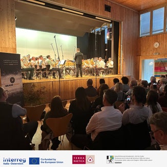 Die Brass Band Terra Raetica bei einem ihrer Auftritte im Vinschgau. Die Musiker pflegen grenzüberschreitend Kontakt und beteiligen sich an gemeinsamen Weiterbildungsveranstaltungen, die über den Kleinprojektefonds finanziert werden. (Foto: Genossenschaft für Weiterbildung und Regionalentwicklung)