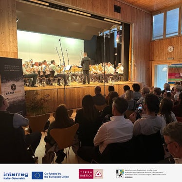 Die Brass Band Terra Raetica bei einem ihrer Auftritte im Vinschgau. Die Musiker pflegen grenzüberschreitend Kontakt und beteiligen sich an gemeinsamen Weiterbildungsveranstaltungen, die über den Kleinprojektefonds finanziert werden. (Foto: Genossenschaft für Weiterbildung und Regionalentwicklung)