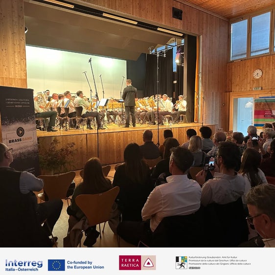 Die Brass Band Terra Raetica bei einem ihrer Auftritte im Vinschgau. Die Musiker pflegen grenzüberschreitend Kontakt und beteiligen sich an gemeinsamen Weiterbildungsveranstaltungen, die über den Kleinprojektefonds finanziert werden. (Foto: Genossenschaft für Weiterbildung und Regionalentwicklung)