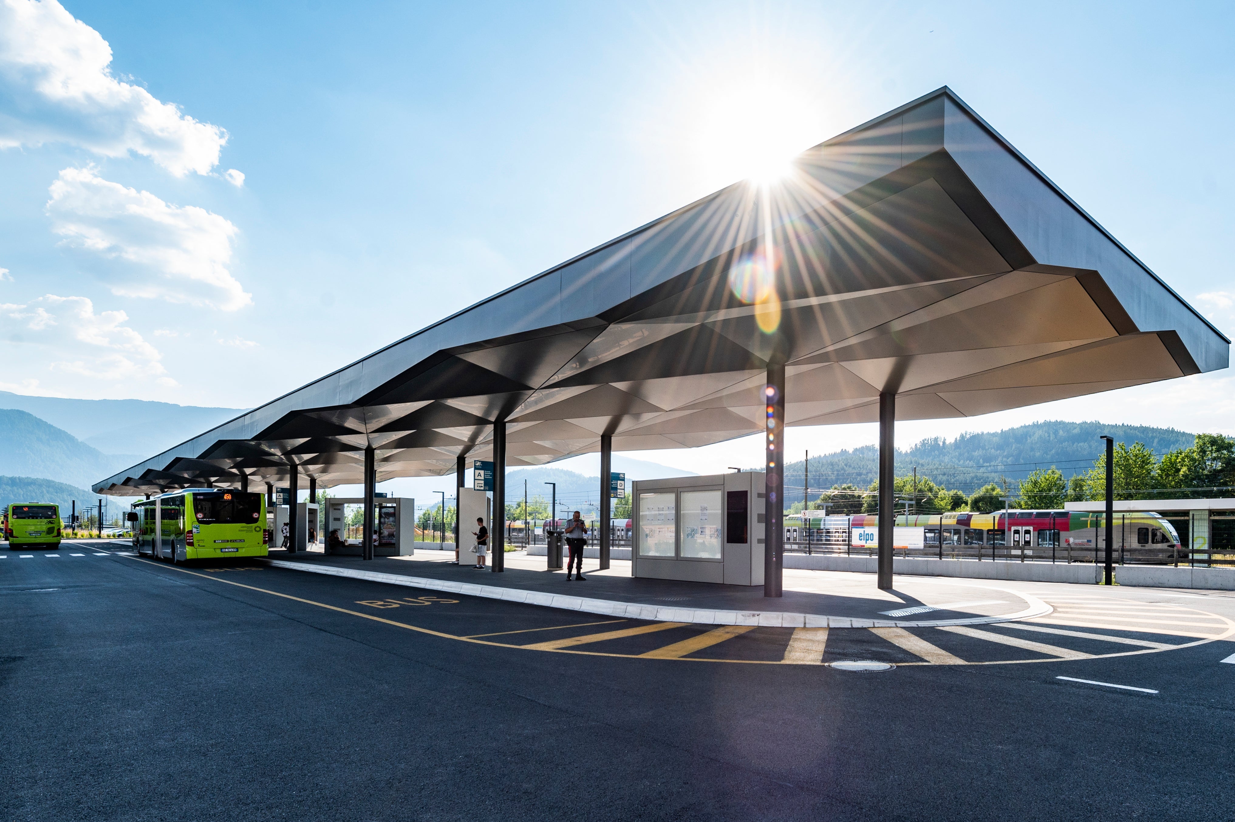 Das Mobilitätszentrum Bruneck verbindet Bahn, Bus und weitere Mobilitätsangebote an einem Standort. (Foto: LPA/Manuela Tessaro)