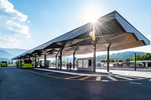 Das Mobilitätszentrum Bruneck verbindet Bahn, Bus und weitere Mobilitätsangebote an einem Standort. (Foto: LPA/Manuela Tessaro)