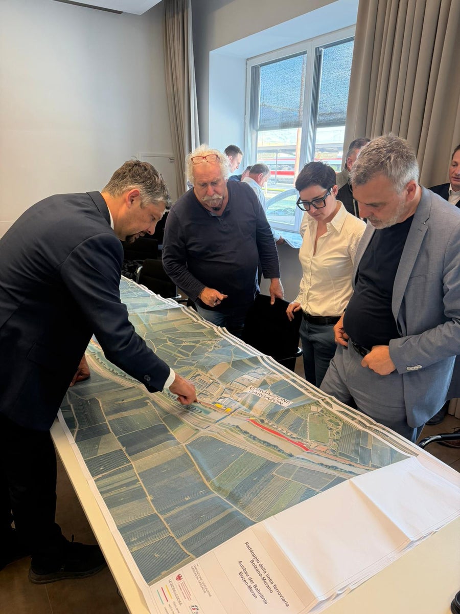 Al tavolo tecnico, da sinistra nella foto, l'assessore provinciale Daniel Alfreider, il vicesindaco di Gargazzone Gianfranco Cassin, Sandra Weger, capo progetto di STA-Strutture Trasporto Alto Adige SpA, e il sindaco di Gargazzone Bernhard Paris. (Foto: USP/Bruno Benedetto)
