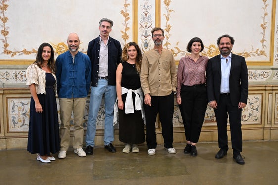 Zeitgenössische Kunst aus Südtirol im Castello di Rivoli: Bei der Ausstellungseröffnung der Preisträger des Piero-Siena-Preises 2026 (von rechts) Luca Bizzarri, Federica Lamedica, Stefano Bernardi, Samira Mosca, Bart van der Heide, Denis Isaia und Federica Todesco. (Foto: LPA/Amt für italienische Kultur/Daniel Agostini)