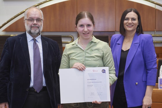 Nadia Oberprantacher (Mitte) hat den 4. Platz in der Kategorie Klassische Rede – Berufsschule erreicht, im Bild mit Robert Lender vom Kompetenzzentrum Jugend im österreichischen Bundeskanzleramt und der Präsidentin des burgenländischen Landtags Astrid Eisenkopf. (Foto: LPA/Landesjugendreferat Burgenland,/Emmerich Mädl)
