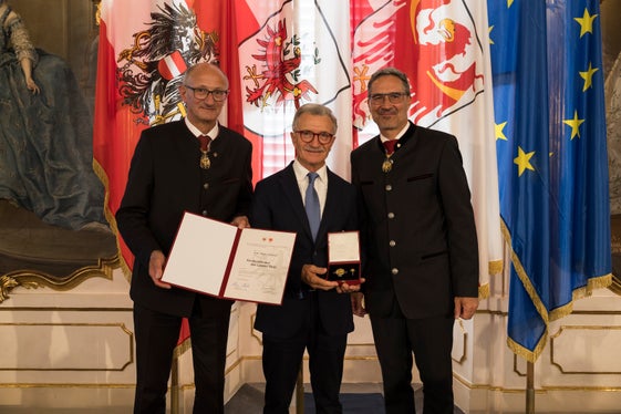Insignito della croce al merito del Land Tirol dai presidenti provinciali Anton Mattle (a sinistra) e Arno Kompatscher (a destra): Paolo Spolaore (al centro) di Bolzano. (Land Tirol/Sedlak)  