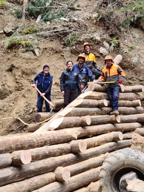 Seit über 20 Jahren führt die Wildbachverbauung im Pustertal und im Gadertal ingenieurwissenschaftliche Arbeiten unter der Leitung von Caterina Ghiraldo (Zweite von links) vom Landesamt für Wildbach- und Lawinenverbauung Ost durch, im Bild mit der Gruppe von Wildbacharbeitern mit Vorarbeiter Heinz Baumgartner (ganz links) und (ab 3. von links) Markus Durnwalder, Stefan Wieser und dem stellvertretenden Vorarbeiter Andreas Mair. (Foto: LPA/Landesamt für Wildbach- und Lawinenverbauung Ost)