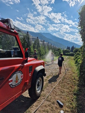 Anche nell’uso della manichetta antincendio, i partecipanti al campo della Protezione civile di Naturno hanno scoperto numerosi aspetti del lavoro dei vigili del fuoco professionisti. (Foto: USP/Vigili del fuoco Corpo permanente di Bolzano)