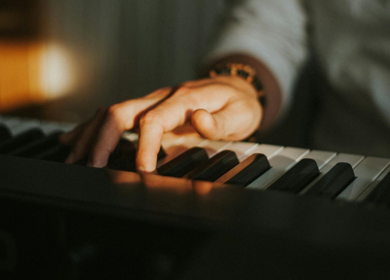 Der Mailänder Pianist Filippo Gorini spielt am 23. August in Rittner Bahn für Fahrgäste. (Foto: Pexels – Das Foto darf nur im Zusammenhang mit dieser Einladung verwendet werden)