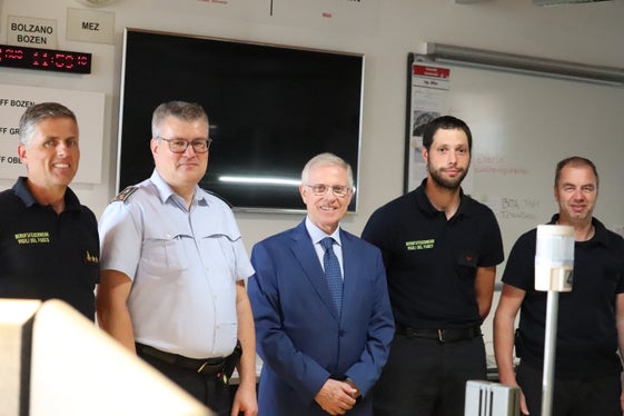 Regierungskommissär Vito Cusumano (Bildmitte) beginnt seinen jährlichen Besuch bei der Berufsfeuerwehr, im Bild von links Offizier Florian Schroffenegger, Kommandant Florian Alber, Disponenten Christoph Mahlknecht und Peter Oberegger. (Foto: LPA/Maja Clara)
