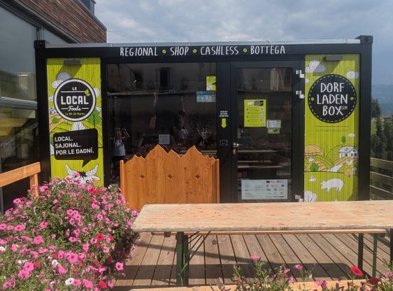 Seit Mai hat die Dorfladenbox "Le Local" in Enneberg geöffnet, die von der Bürgergenossenschaft "Por Mareo" geführt wird. (Foto: LPA/Hannes Wisthaler)