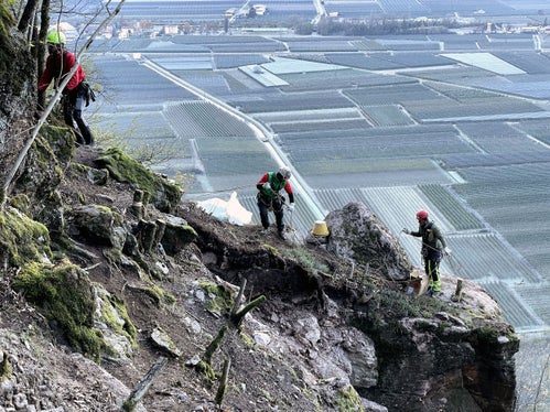 Eigens ausgebildete Felskletterer waren bei der kontrollierten Felssprengung in Auer im Einsatz. (Foto: LPA/gnews)