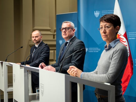 Hochbaulandesrat Christian Bianchi (Mitte) stellte auf einer Pressekonferenz mit Ressortdirektor Daniel Bedin (links) und Abteilungsdirektorin Virna Bussadori (rechts) das Hochbauprogramm 2026-28 vor und dankte dem gesamten Team, das an der Umsetzung beteiligt ist. (Foto: LPA/Fabio Brucculeri)
