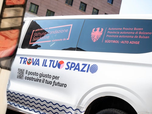 I pulmini, a tecnologia ibrida, presentano sulle fiancate il messaggio “Trova il tuo spazio, il nuovo portale online dove giovani e famiglie possono trovare tutti i Centri giovani del territorio, le loro attività e le proposte in partenza nei prossimi mesi. (Foto: USP/Fabio Brucculeri)