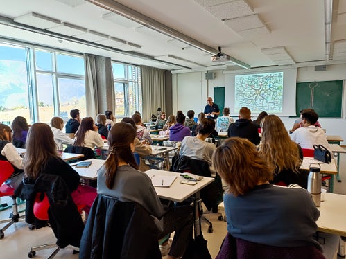 Den Beruf des Psychiaters lernten die Schülerinnen und Schüler im Rahmen der Projektwoche Rendezvous mit dem Traumberuf ebenfalls genauer kennen. (Foto: LPA/Christine Zingerle)
