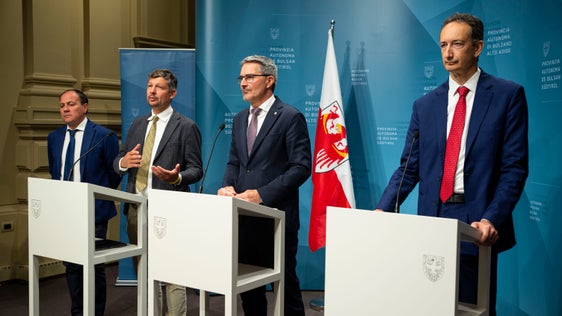 Enrico Maria Carlini (Terna), l presidënt Kompatscher, l assessëur Alfreider y l assessëur Vettorato (da man drëta a man ciancia) à sotrissà i vantajes dl cunliamënt eletrich sot a tiera nuef Laion-Corvara per la segurëza dl refurnimënt, l'efizienza dla rë y la cuntreda. (Fotografia: ASP/Fabio Brucculeri)