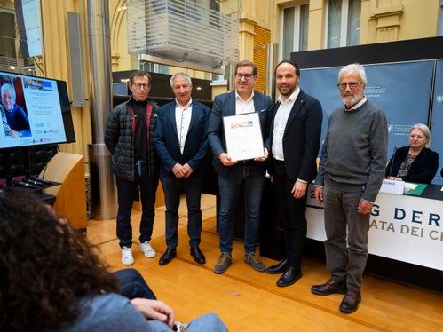 Im Rahmen des Tages der Chronistinnen und Chronisten erhielt Giulio Todesco die Anerkennung als Ehrenchronist. Im Bild v.l. Bezirkschronist Roland Thaler, Landeschronist Wolfgang Thöni, Maurizio Todesco, Sohn des gesundheitsbedingt abwesenden Geehrten Giulio Todesco, Landesrat Philipp Achammer und Josef Gasteiger von der Chronistengruppe Sterzing, dahinter Landeskonservatorin Karin Dalla Torre. (Foto: LPA/Fabio Brucculeri)