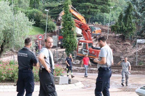 Aufräumarbeiten nach Unwetterschäden in der vermurten Katzensteinstraße in Meran (Foto: LPA/Maja Clara)