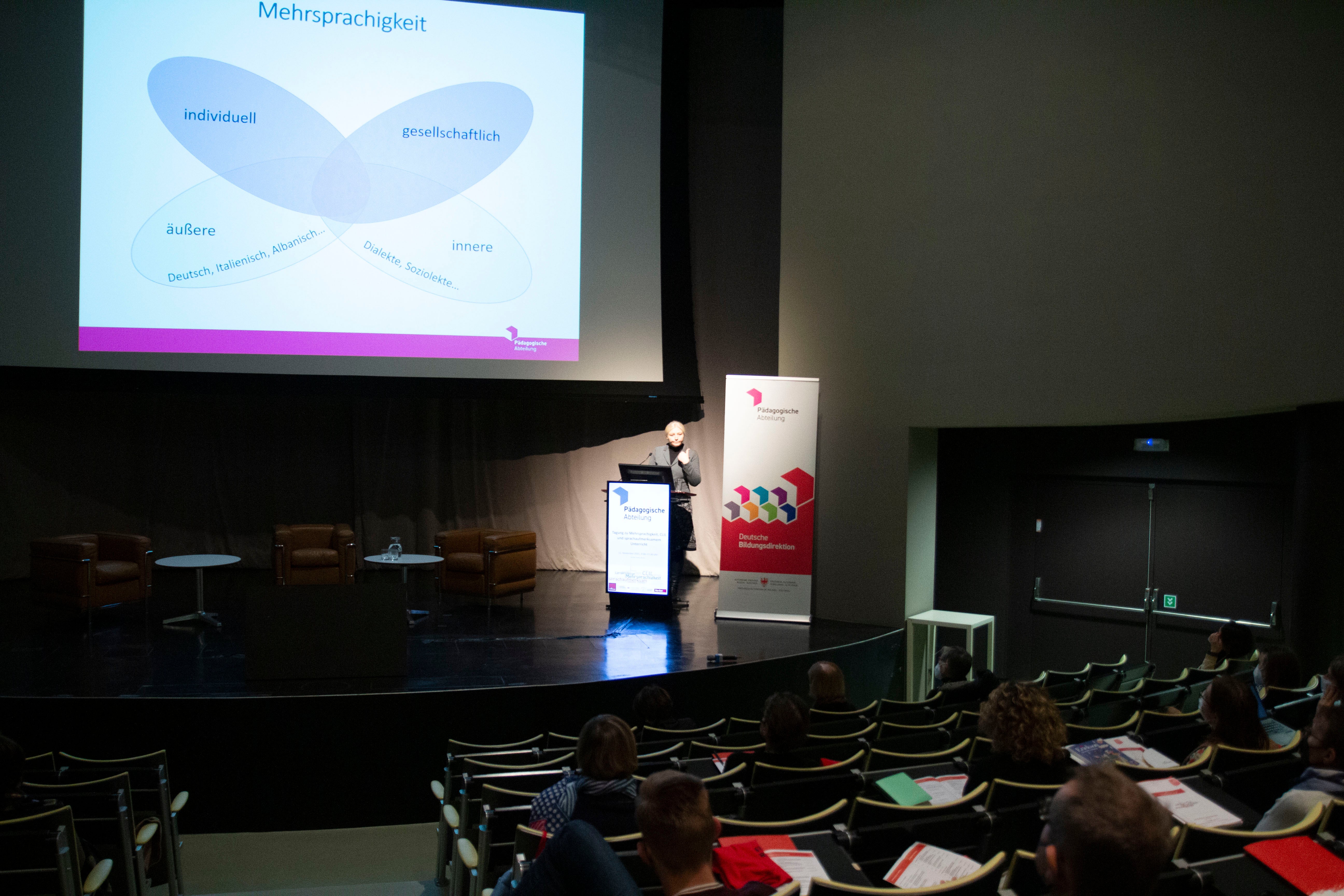Lehrpersonen, Schulführungskräfte und Interessierte befassten sich heute in Bozen mit Mehrsprachigkeit, CLIL und sprachaufmerksamen Unterricht. (Foto: LPA/Verena Hilber)