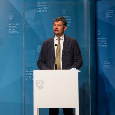 Wer Bahn fährt, soll bequem und sicher unterwegs sein, damit immer mehr Menschen den Privatwagen stehen lassen, betont Mobilitätslandesrat Alfreider. (Foto: LPA/Fabio Brucculeri)