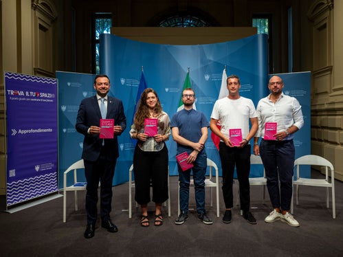 Stellten das Programm am 30. Juli vor (v.l.): Landesrat Marco Galateo, Lidia Tecchiati (Amt für Jugendarbeit), Luca Criscuolo (La Strada-der Weg), Aaron Damian (BeYoung-APS) und Matteo Graziosi (ARCI Ragazzi). (Foto: LPA/Fabio Brucculeri)