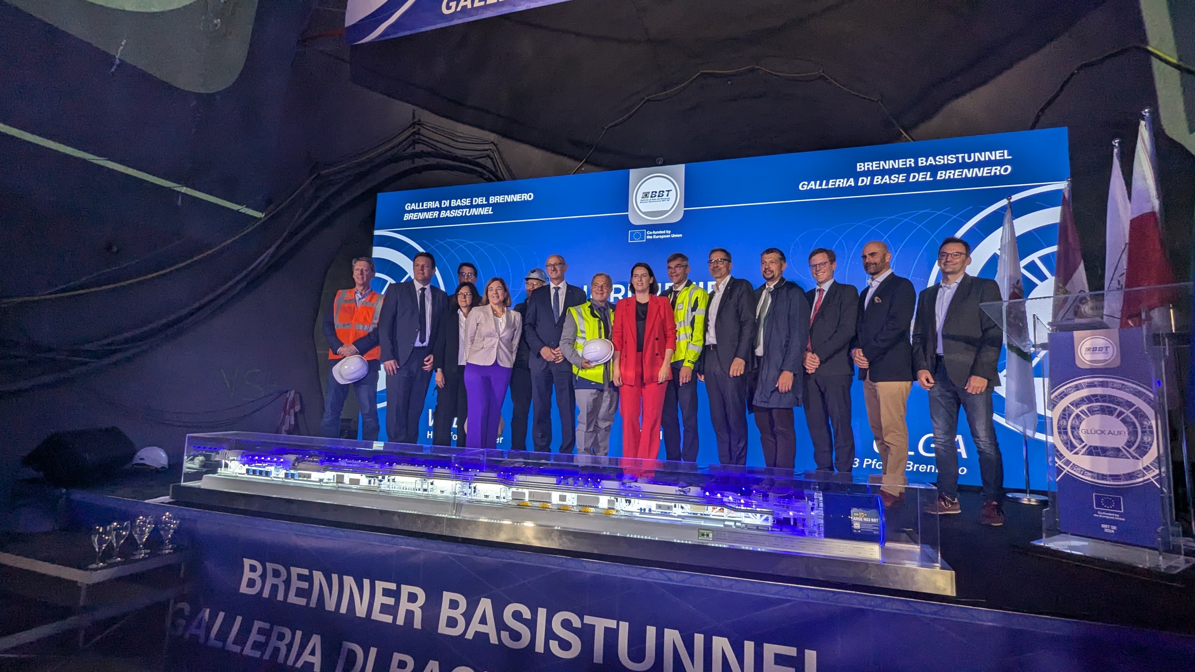 Gruppenbild bei der offiziellen Andrehfeier für die zwei Tunnelbohrmaschinen für den Brennerbasistunnel in Steinach am Brenner. (Foto: LPA/Ingo Dejaco)
        
